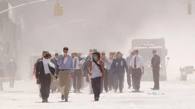 Humo y polvo tras los atentados se ven en el Bajo Manhattan