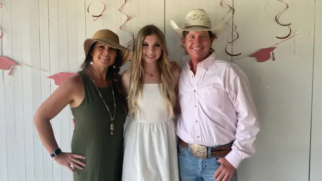 Una foto más reciente de Scott, Tracey y Hailey. 