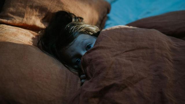 Criança com olhos abertossportsbet io bonus primeiro depositocama