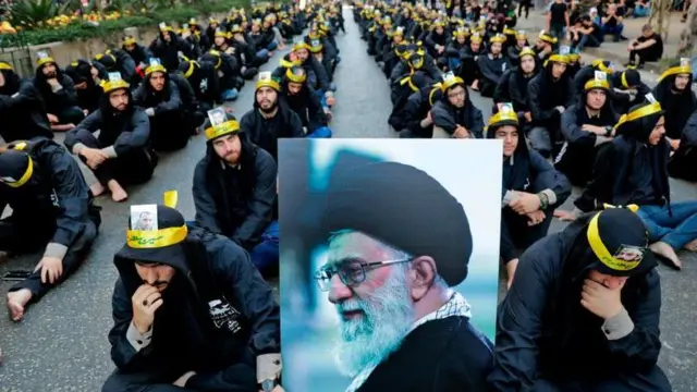 Wafuasi wa harakati ya Hizbullah ya Shia ya Lebanon wakiwa na picha ya Kiongozi Mkuu wa Iran Ayatullah Ali Khamenei wakishiriki katika maandamano ya maombolezo ya kidini mjini Beirut, Septemba 10, 2019.
