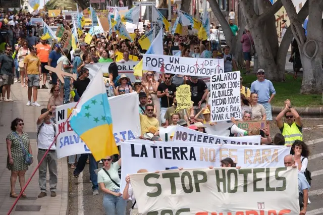 Canarias: Las Multitudinarias Protestas Contra El Turismo Masivo Que ...