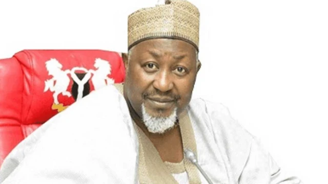 Badaru Abubakar wọ agbádá, ó jókòó sórí àga, ó ń wo ọ̀ọ́kán