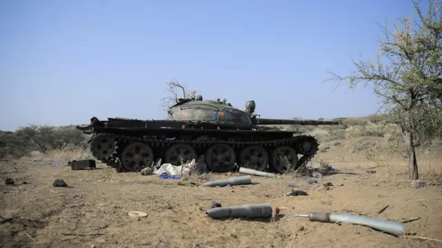 በሰሜን ኢትዮጵያው ጦርነት የወደመ ታንክ