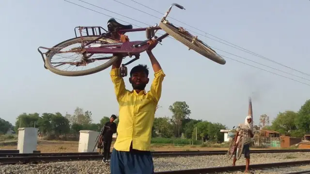 मझवा ब्लाक के गाड़ौली ग्राम सभा के लोग वोट का बहिष्कार कर रहे हैं क्योंकि यहां रास्ता नहीं बना. अब तक 15 लोगों की जान जा चुकी है. 