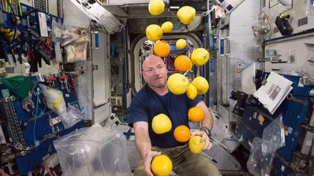 பழ சப்ளையை வாங்கி வைக்கும் நாசா விண்வெளி வீரர் ஸ்காட் கெல்லி