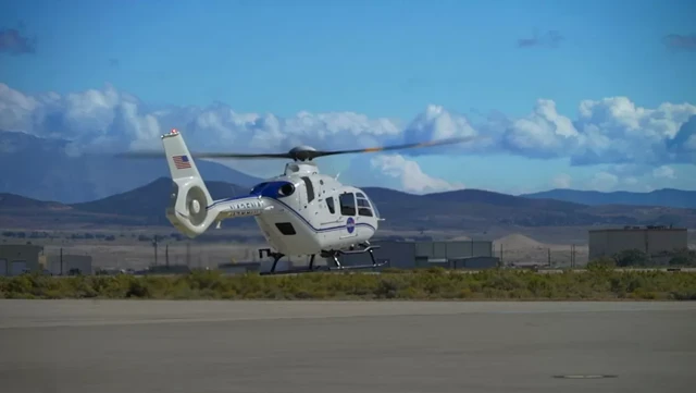 کیپسول کو عارضی صاف کمرے میں واپس لانے کے لیے ہیلی کاپٹر ڈراپ پوائنٹ پر جائیں گے