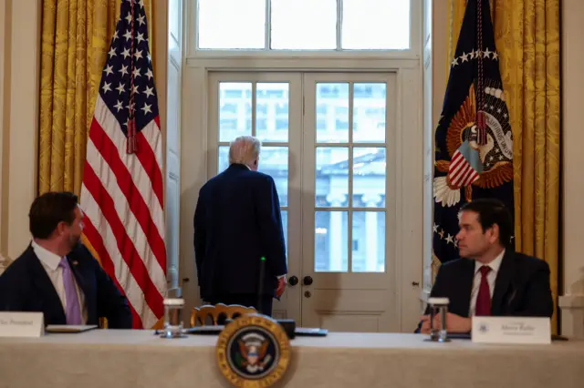 Президент США Дональд Трамп дивиться на місце знесеного східного крила Білого дому, майбутнього місця розташування бальної зали Трампа, під час зустрічі з керівниками нафтових компаній у Вашингтоні, січень 2026