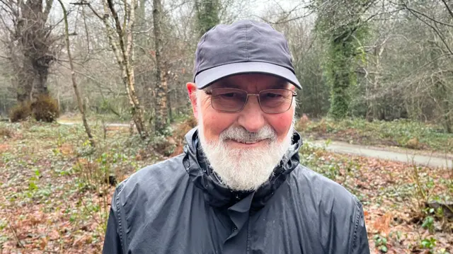 John Barber, expresidente de los Amigos de Tunbridge Wells y Rusthall Commons, de pie bajo la lluvia en Tunbridge Wells Common