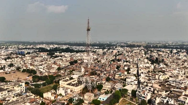 అధికారులు తనను కిందకు దించడానికి చాలా ప్రయత్నాలు చేశారని, అయితే ఎత్తు కారణంగా వారు తన వరకు చేరుకోలేకపోయారని ఆయన అన్నారు.