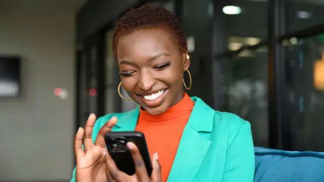 Obinrin to n tẹ foonu