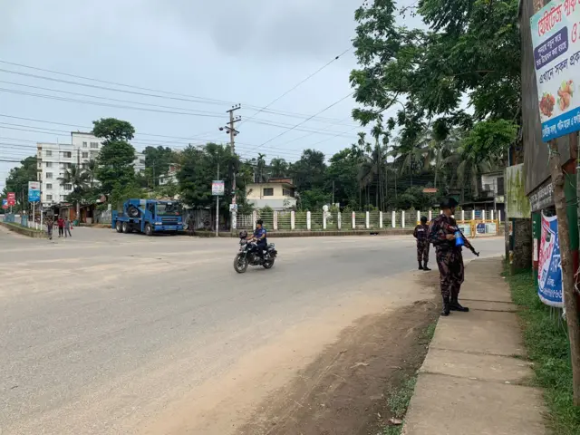 খাগড়াছড়িতে শনিবার দুপুরে অবরোধের চিত্র 