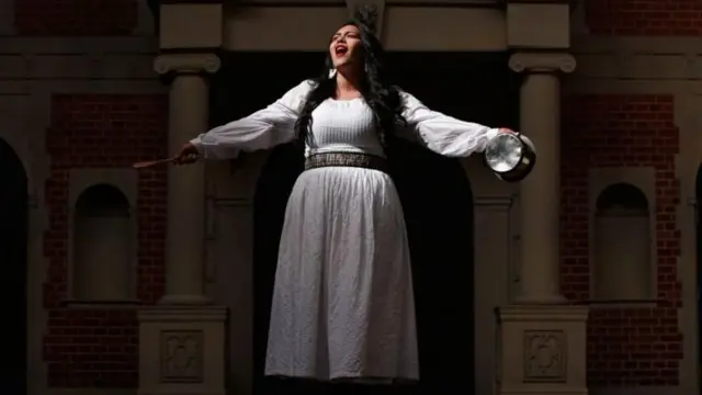 रंगभूमी हे एक जग आहे. असं जग जे आतून आणि बाहेरूनही पाहता येतं.
