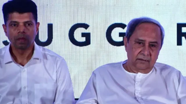 नवीन पटनायक यांच्यासह वी कार्तिकेयन पांडियन