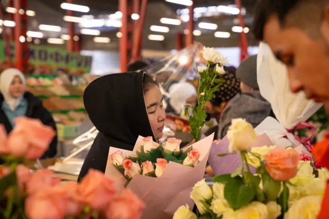 Роза гүлүм тартып мени өзүңө, Айперидей көрүнөсүң көзүмө... (Асан Жакшылыков) 