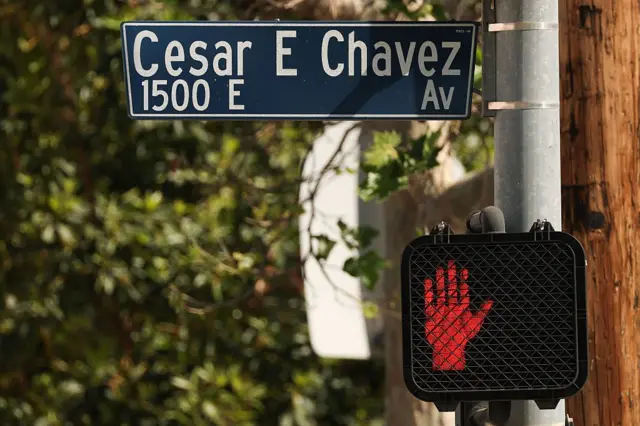 Una señal de tráfico con el nombre del líder laboral y activista de los derechos civiles César E. Chávez en el área de Boyle Heights de Los Ángeles el 18 de marzo de 2026. (Foto de Patrick T. Fallon / AFP vía Getty Images)