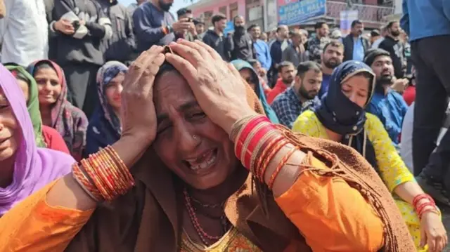 पीडित कुटुंबीयांनी पोलिसांवर निष्काळजीपणाचा आरोप केला आहे.