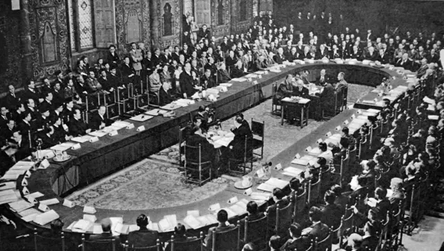Konferensi Meja Bundar Belanda-Indonesia diselenggarakan di Den Haag pada tanggal 23 Agustus hingga 2 November 1949, yang melibatkan perwakilan dari Kerajaan Belanda, Republik Indonesia, dan Majelis Permusyawaratan Federal (Bijeenkomst voor Federaal Overleg) yang mewakili berbagai negara bagian bentukan Belanda di kepulauan Indonesia. Dr. W. Drees, Perdana Menteri Belanda, sedang menyampaikan pidato dalam konferensi tersebut.