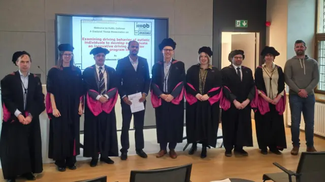 ዶ/ር ወንድወሰን ግርማ በሐሰልት ዩኒቨርስቲ ጥናታቸውን ካቀረቡ በኋላ ከዩኒቨርስቲው ፕሮፌሰሮች ጋር