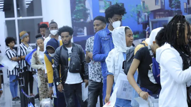 Itsinda ry'abimukira 103 baturutse muri Libya, ubwo bari bageze ku kibuga mpuzamahanga cy'indege cya Kigali, mu ijoro ryo ku itariki ya 18 y'ukwezi kwa munani mu 2022 