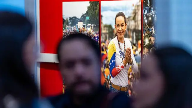 Foto de Machado em uma exposição sobre o Prêmio Nobel