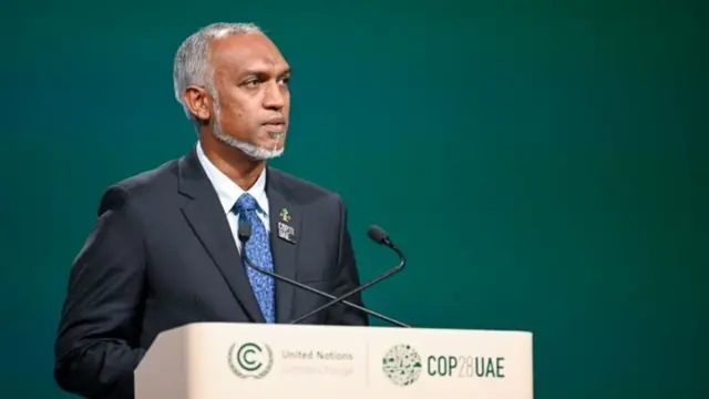 மாலத்தீவு ஒரு சிறிய தீவு நாடு