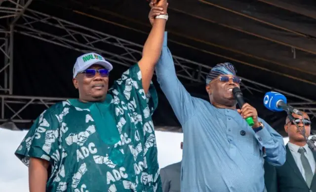 Atiku Abubakar to figbakan ri jẹ igbakeji aarẹ lorilẹede NAijiria fa ọwọ najeem Salam soke.