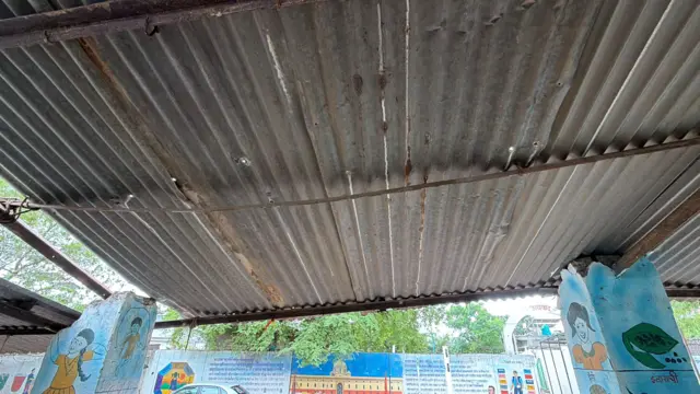 पळशी येथील शाळेचे पत्र्यांना छिद्रे पडलीत.