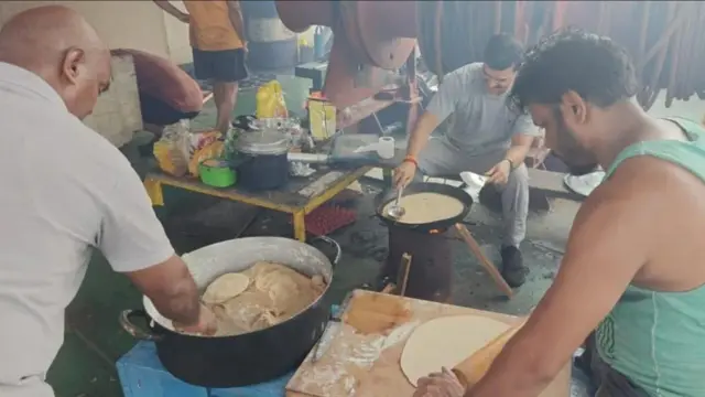 निर्वाण जहाज़ पर खाना बनाते दल के सदस्य