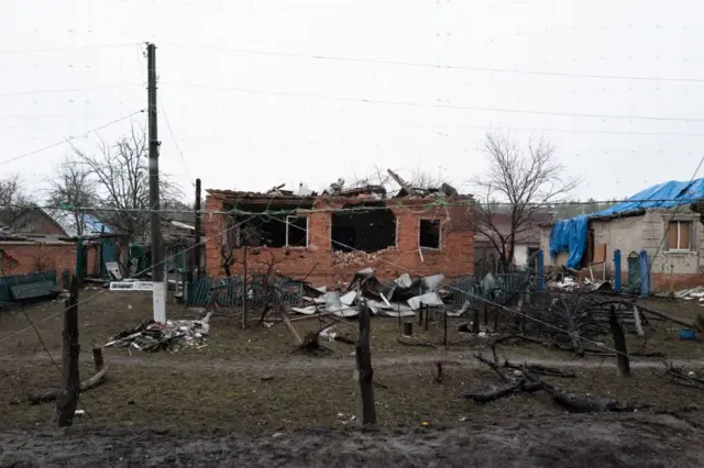 Зруйновані будинки на дорозі між Писарівкою та Суджею, 16 березня 2025 року