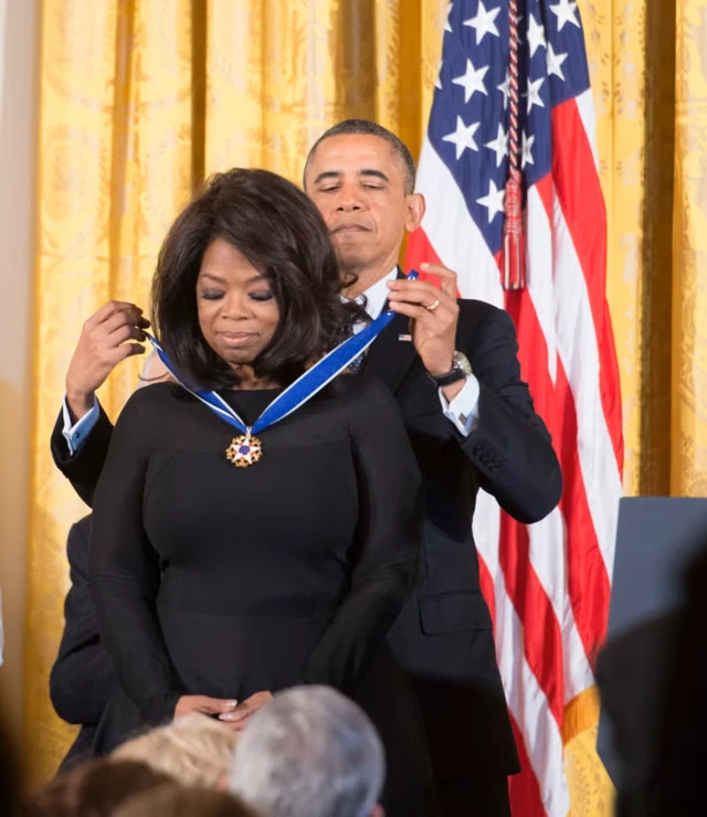 Oprah Winfrey reçoit la médaille présidentielle de la liberté des mains du président Barack Obama en 2013.