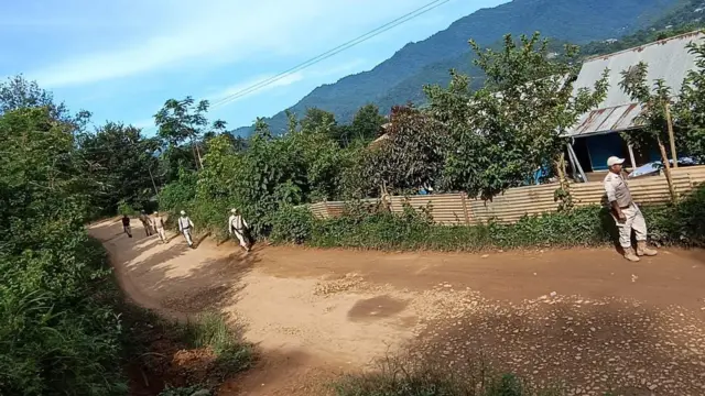 मणिपुर के संवेदनशील इलाक़ों में मौजूद सुरक्षाकर्मी
