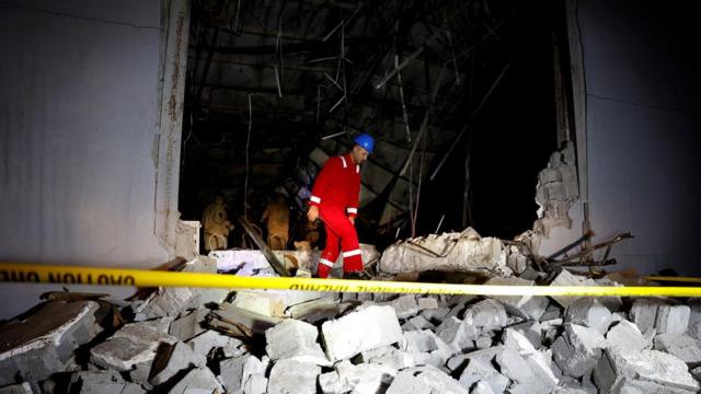 Homem caminhando sobre destroçoscupom promocional betanoárea interditada