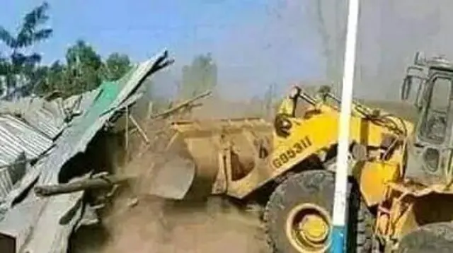 በስካቫተር ቤት ሲፈርስ