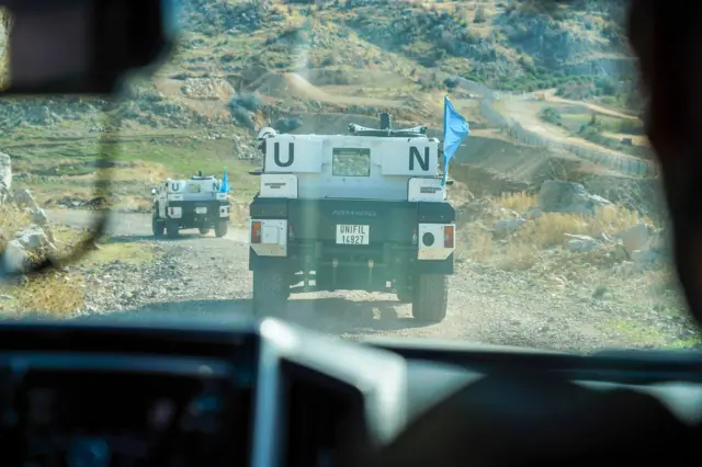 राष्ट्रसङ्घीय मिशन यूनिफिलका बख्तरबन्द गाडीहरू गस्ती गर्दै