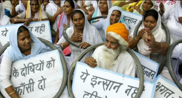 पीड़ितों का प्रदर्शन