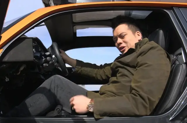 Nama konkolaataa balali'u keessa jiru