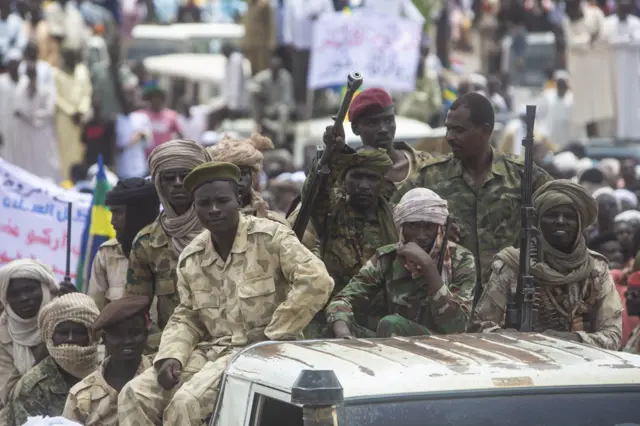 مجموعة من المسلحين التابعين لحركة تحرير السودان تعتلي إحدى المركبات في الفاشر خلال الاحتفال بتعيين قائد الحركة مني أركو مناوي حاكما لدارفور
