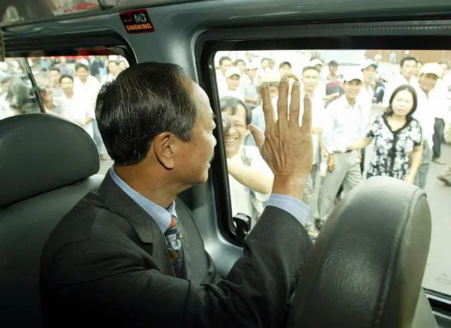 Ông Nguyễn Cao Kỳ, cựu Thủ tướng Việt Nam Cộng Hòa, trở về TP HCM vào năm 2004