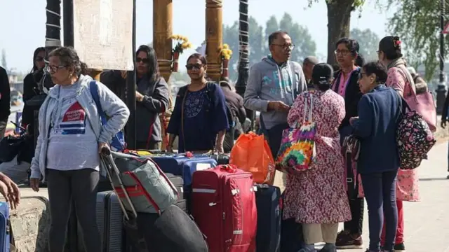 पहलगामहून परतणारे पर्यटक