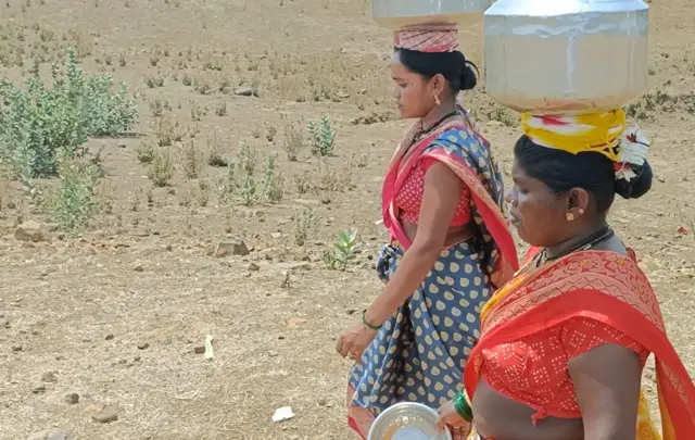 पाणी आणणाऱ्या महिला