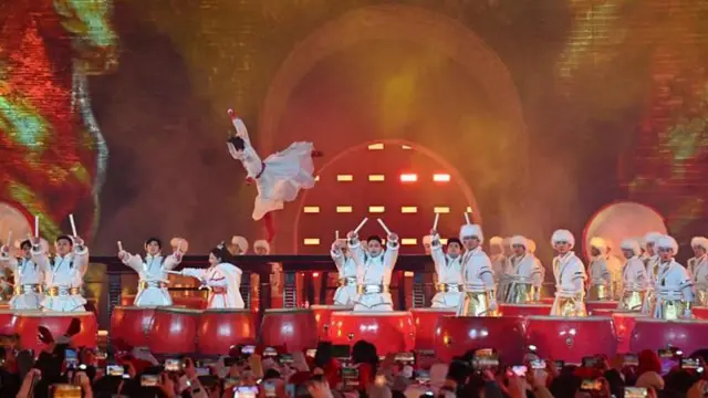 নতুন বছর বরণে বেইজিংয়ে আতশবাজির পাশাপাশি অন্যান্য নানা আয়োজন করা হয়। 