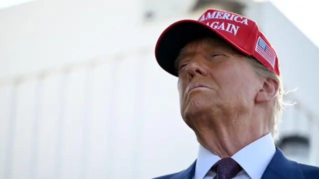 Donald Trump avec une casquette MAGA rouge.