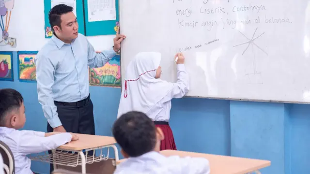 Ilustrasi proses belajar-mengajar di SD.