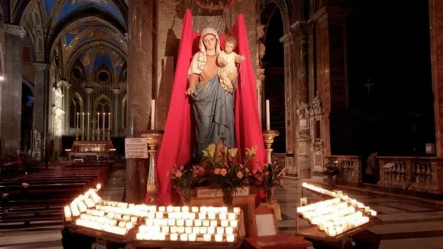 মিনার্ভার উপরে সেন্ট মেরির চিত্র, যেটি রোমের ছোটখাটো ব্যাসিলিকাগুলির মধ্যে একটি।