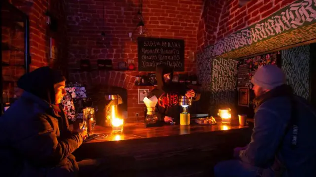 Lviv'de mumlarla aydınlatılan bir lokanta 