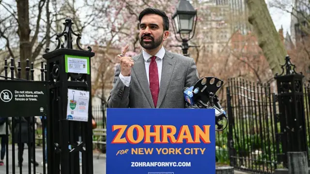 نامزد شهرداری نیویورک و نماینده دموکرات ایالت، زهران ممدانی، در تاریخ ۱۶ آوریل ۲۰۲۵ در شهر نیویورک کمپین می‌کند.
