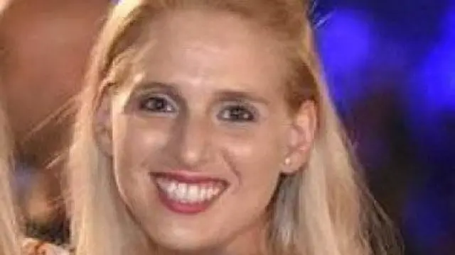 Imagem de Doron Steinbrecher, uma mulher loira e de pele clara, sorrindo