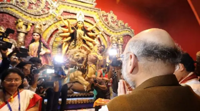 कोलकाता के एक पूजा पंडाल में गृहमंत्री अमित शाह.