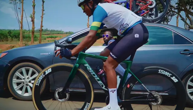 Nathan (uri mu modoka) ubu ni umutoza w'ikipe y'igihugu y'abagore mu byiciro byayo bitandukanye igiye kurushanwa mu isiganwa ry'isi