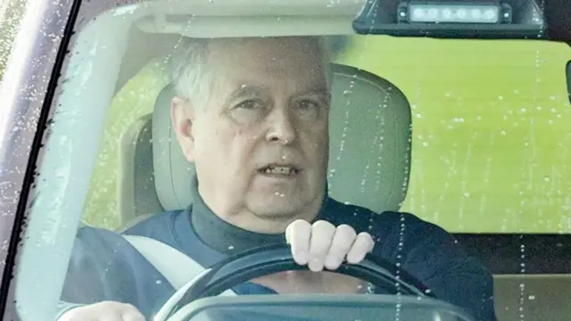 Эндрю за рулем машины